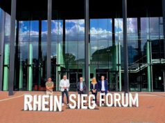 MICE-Venue zwischen Köln und Bonn: Rhein Sieg Forum wird 20 Armin Cremer (seit 20 Jahren Veranstaltungstechniker im Rhein Sieg Forum), Bürgermeister Stefan Rosemann, Andreas Roth (Vorstand der Stadtbetriebe Siegburg), Direktorin Elena Decker und Direktor Frank Baake (von links, Foto: Rhein Sieg Forum)