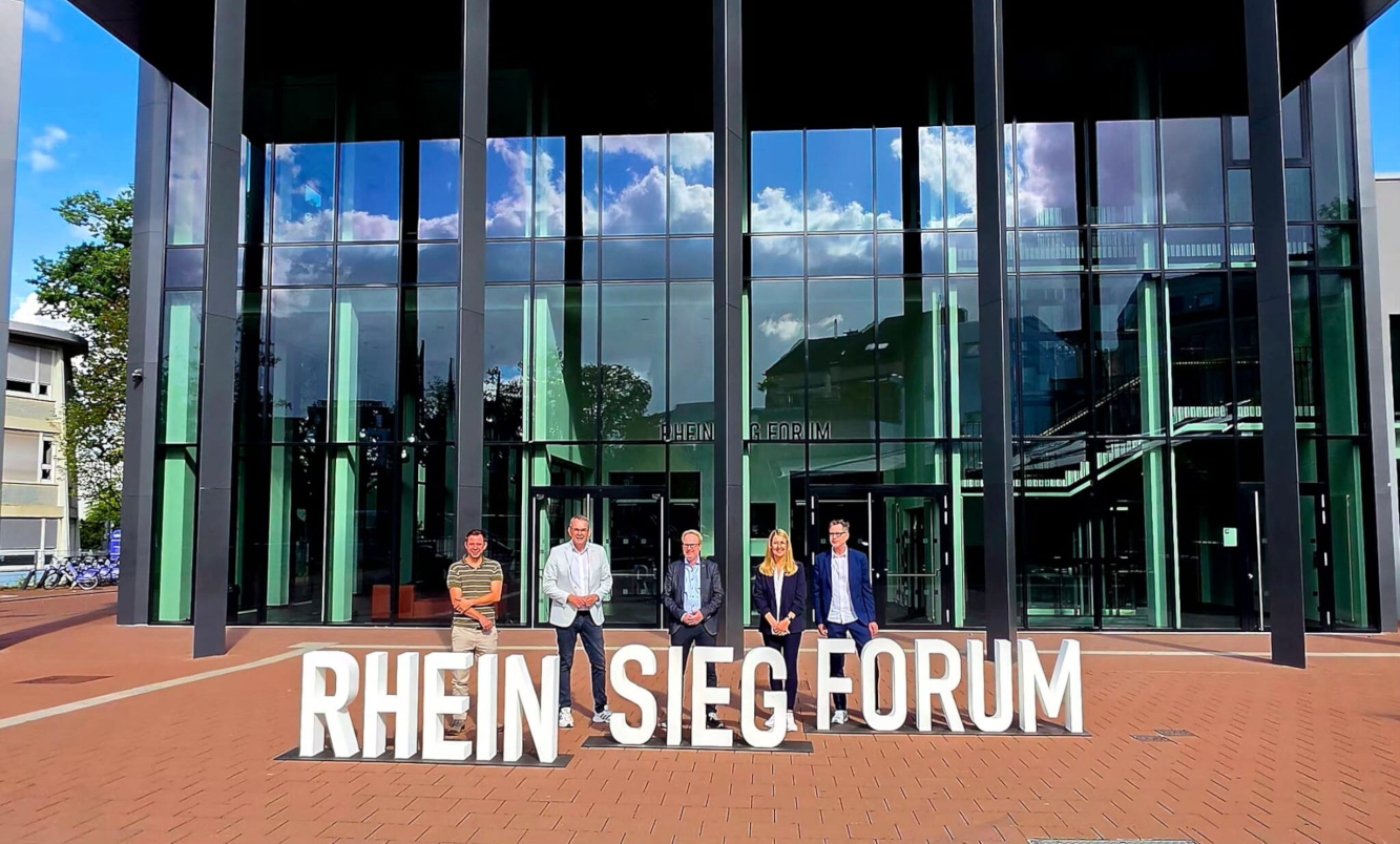 Armin Cremer (seit 20 Jahren Veranstaltungstechniker im Rhein Sieg Forum), Bürgermeister Stefan Rosemann, Andreas Roth (Vorstand der Stadtbetriebe Siegburg), Direktorin Elena Decker und Direktor Frank Baake (von links, Foto: Rhein Sieg Forum) Armin Cremer (seit 20 Jahren Veranstaltungstechniker im Rhein Sieg Forum), Bürgermeister Stefan Rosemann, Andreas Roth (Vorstand der Stadtbetriebe Siegburg), Direktorin Elena Decker und Direktor Frank Baake (von links, Foto: Rhein Sieg Forum)