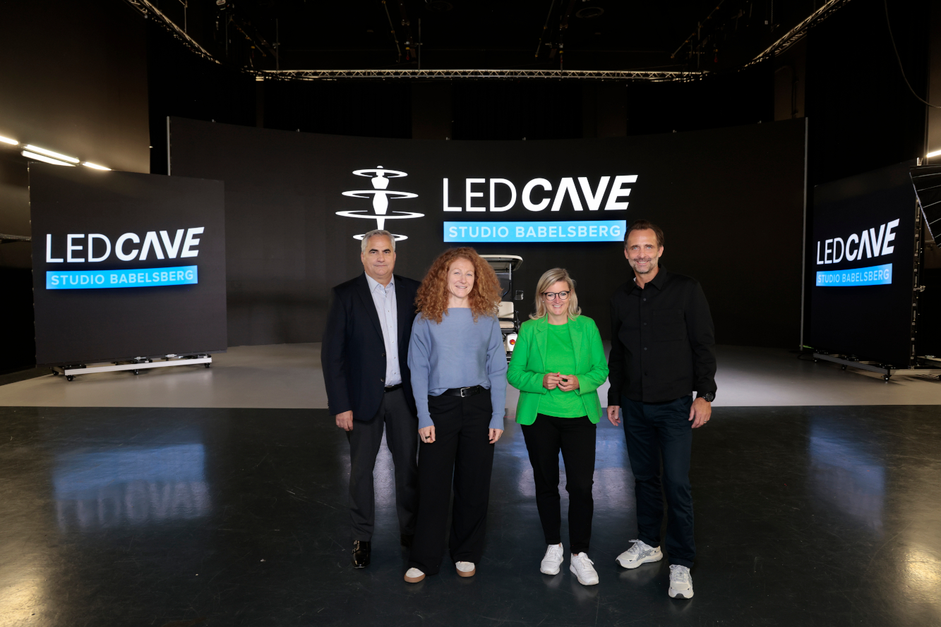 Jörg Bachmaier (CEO Studio Babelsberg), Katja Köstler (Studioleiterin LEDcave), Ministerin Martina Klement und Eike Wolf (Leitung Studiobetrieb Studio Babelsberg) (von links, Foto: Sebastian Gabsch for Studio Babelsberg) Jörg Bachmaier (CEO Studio Babelsberg), Katja Köstler (Studioleiterin LEDcave), Ministerin Martina Klement und Eike Wolf (Leitung Studiobetrieb Studio Babelsberg) (von links, Foto: Sebastian Gabsch for Studio Babelsberg)