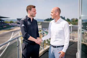 Simon Wilbers von Mercedes-AMG Motorsport mit Christian Stephani vom Nürburgring (von links, Foto: Mercedes-Benz)