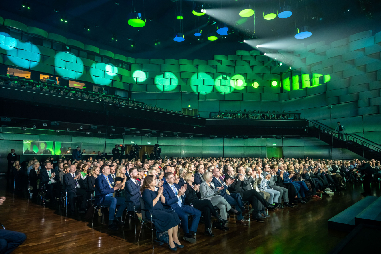 Rund 1.000 Gäste beim Festakt zur Verleihung des Deutschen Umweltpreises der Deutschen Bundesstiftung Umwelt im Eurogress (Foto: Peter Himsel/DBU) Rund 1.000 Gäste beim Festakt zur Verleihung des Deutschen Umweltpreises der Deutschen Bundesstiftung Umwelt im Eurogress (Foto: Peter Himsel/DBU)