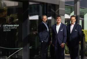Kristian Straub mit den Geschäftsführern Kai Peters und Patrick Jonas (von links, Foto: Marc Fippel/Lufthansa Group Hotel & Campus Seeheim)