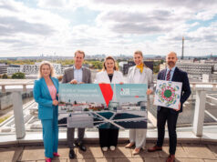 Viecon nimmt 10.200 qm große Photovoltaik-Dachanlage in Betrieb Martina Candillo, Oliver Stribl, Barbara Novak (VBGMin und StRin), Katharina Weishaupt und Richard Kölbl (Head of Technical Services bei Viecon) (von links, Foto: Wien Holding)